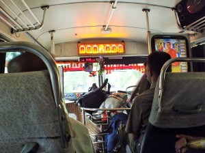 Un des bus de notre périple où nos sacs ont toujours la meilleure vue!