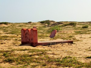 Tombes en bord de plage un peu partout suite au tsunami