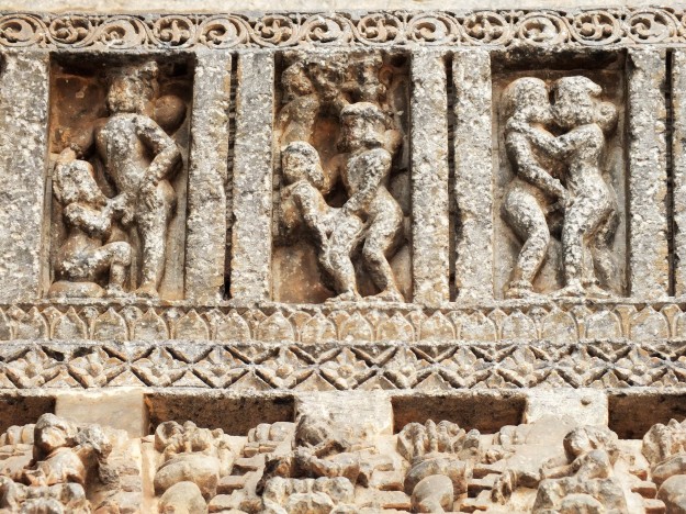 Scènes du Kâmasûtra disséminées sur les hauteurs du temple