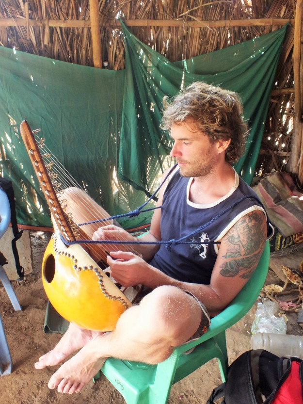 Sébastien, un Français qui vit avec se petite famille pendant 6 mois en Inde et qui fabrique lui-même ses instruments