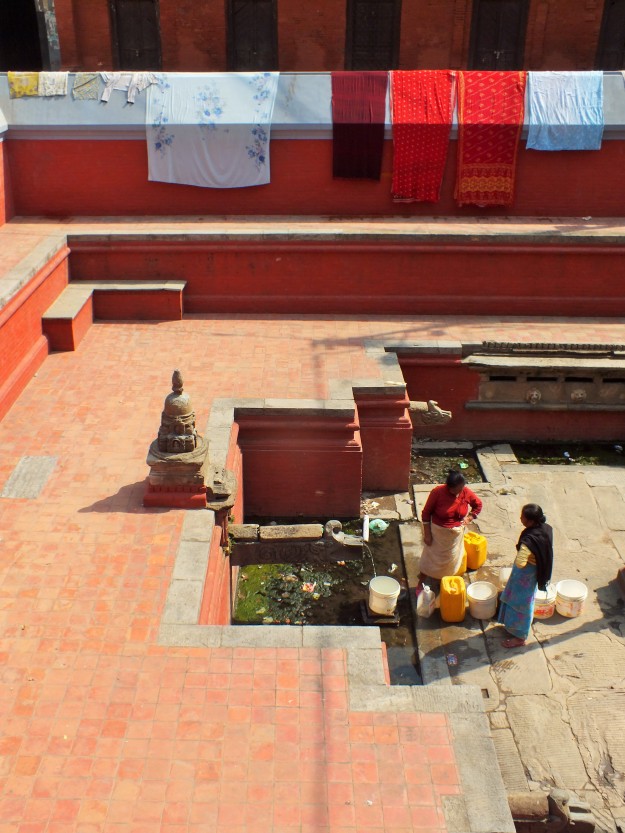 La queue pour l'eau gratuite (non potable) qui coute très cher à Katmandou