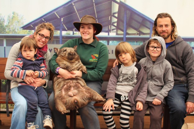 Photo de famille avec le wombat et sa gardienne!